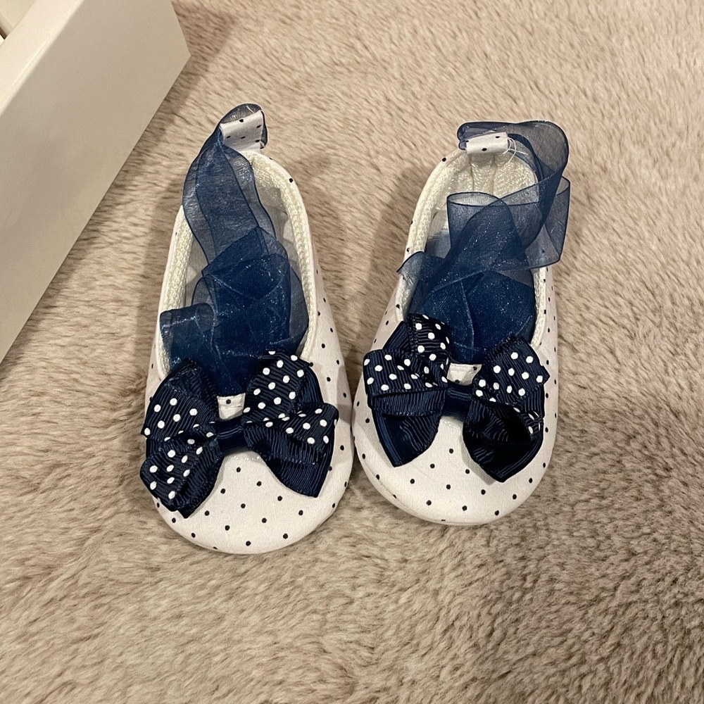 Gorgeous Baby shoes white with navy polka dot & bow Size 2